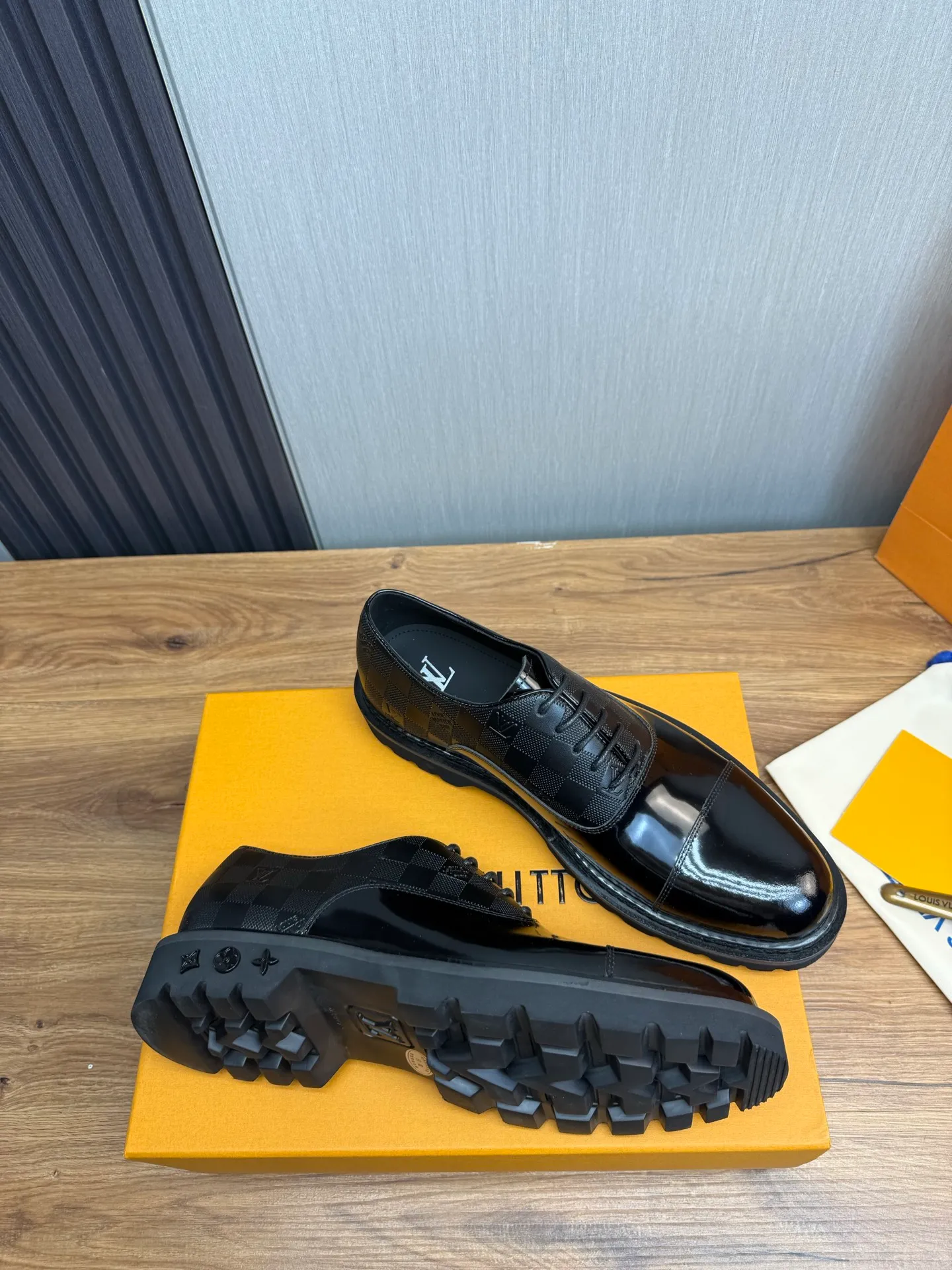 Men's shoes 💰900💰 LV. Men's casual lace-up leather shoes, the latest hot style 🔥 1:1 original purchase quality, top quality goods ⬆️The upper is imported open-edge beaded cowhide, cowhide, and cow suede. The hand-made three-dimensional stitching highlights the round toe design. The inner foot pads are all imported cowhide, with the original wear-resistant foam outsole, matching code 39-44, (38, 45 custom-made, non-refundable)